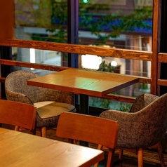 お二人でゆったりとお過ごしいただけるテーブル席を2卓ご用意しております。デートやご友人とのお食事に最適な、落ち着いた雰囲気の空間です。心地よい時間をお楽しみください。