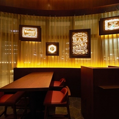 窓側のテーブル席。2名・4名・6名席用のテーブルをご用意しております。