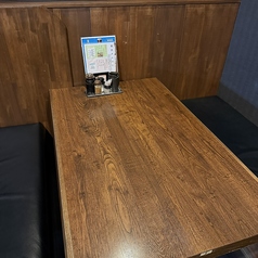 少人数での飲み会や友人同士のお食事に最適なテーブル席です！ゆったりとお座りいただける広々としたつくりで、会話に花を咲かせながらこだわりの焼鳥をご堪能いただけます◎種類豊富なお酒とともにお楽しみください♪お仕事帰りのサク飲みや女子会など様々なシーンに合わせてご案内可能ですのでお気軽にご来店ください！