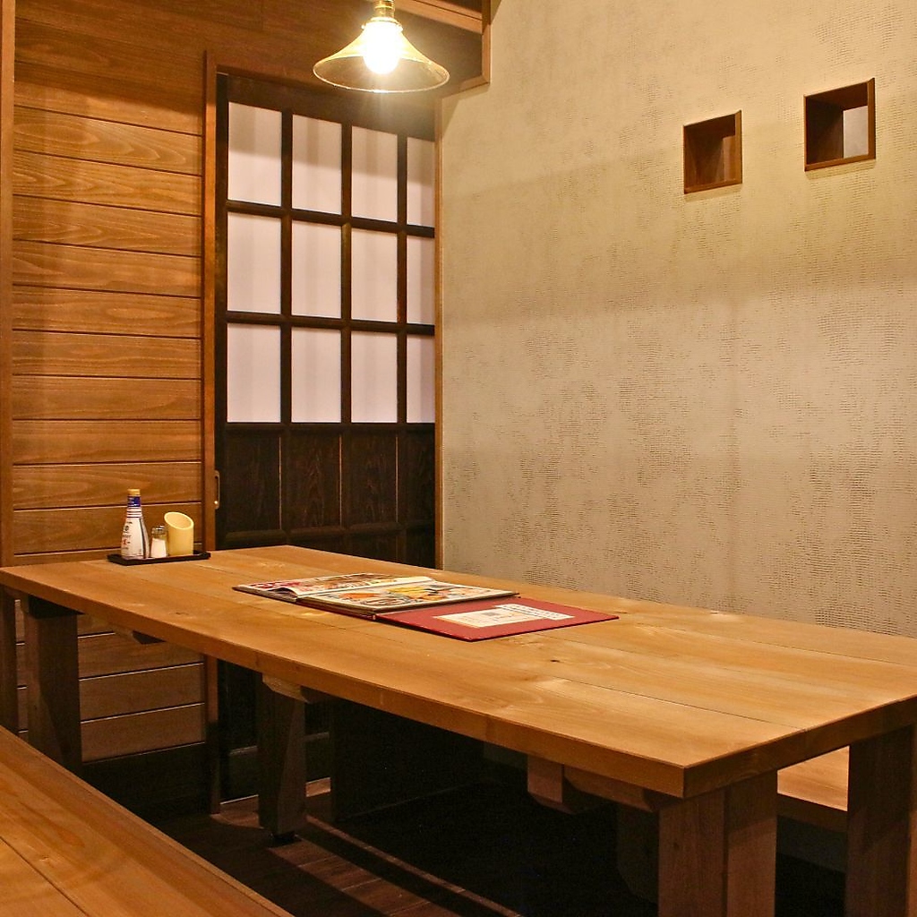 店内は、ほぼ全席が半個室感のあるテーブル席。空間が広いためゆったりとお過ごしいただけます。