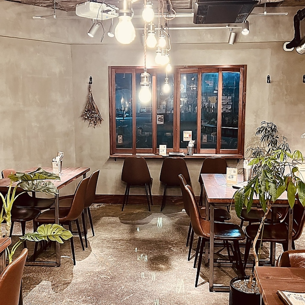 コンクリート打ち放しのスタイリッシュでおしゃれな店内は雰囲気重視の女子会やデートにもぴったり！