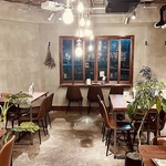 コンクリート打ち放しのスタイリッシュでおしゃれな店内は雰囲気重視の女子会やデートにもぴったり！