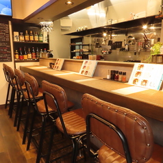 【カウンター席　1×6】当店はカウンター席を6席ご用意しており、お一人様でも気軽に立ち寄れる雰囲気です。自分のペースでお料理やドリンクを楽しめるのは魅力の一つ。カウンター越しに店主との会話も楽しめるため、料理やお酒のおすすめを聞いたり、気軽におしゃべりしたり、ゆったりとした時間を過ごせます。