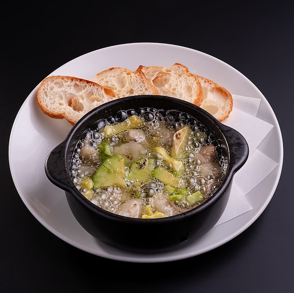 濃厚なアボカドとホルモンのアヒージョは、濃厚な味わいが絶妙。バゲットと一緒に楽しんでください★