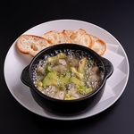 濃厚なアボカドとホルモンのアヒージョは、濃厚な味わいが絶妙。バゲットと一緒に楽しんでください★