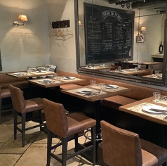 ゆったりソファー席。テーブルのスペースを広めにとっていますので、大人数でも快適にお過ごしいただけます。飲み会や誕生日会など各種宴会におすすめです。