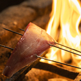 炭火焼ならではの香ばしさが味を引き立てるタタキは炭リッチのイチオシメニュー☆新鮮な魚から北海道産の鶏など、食材に合わせた火入れで歯ごたえや旨味をぜひお楽しみください♪