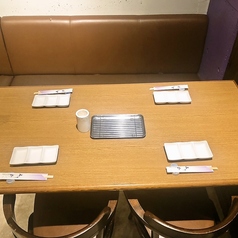 ゆったりとお掛けいただけるテーブル席は2～4名様でご利用いただけます。デートやちょっとしたお食事にも最適です♪