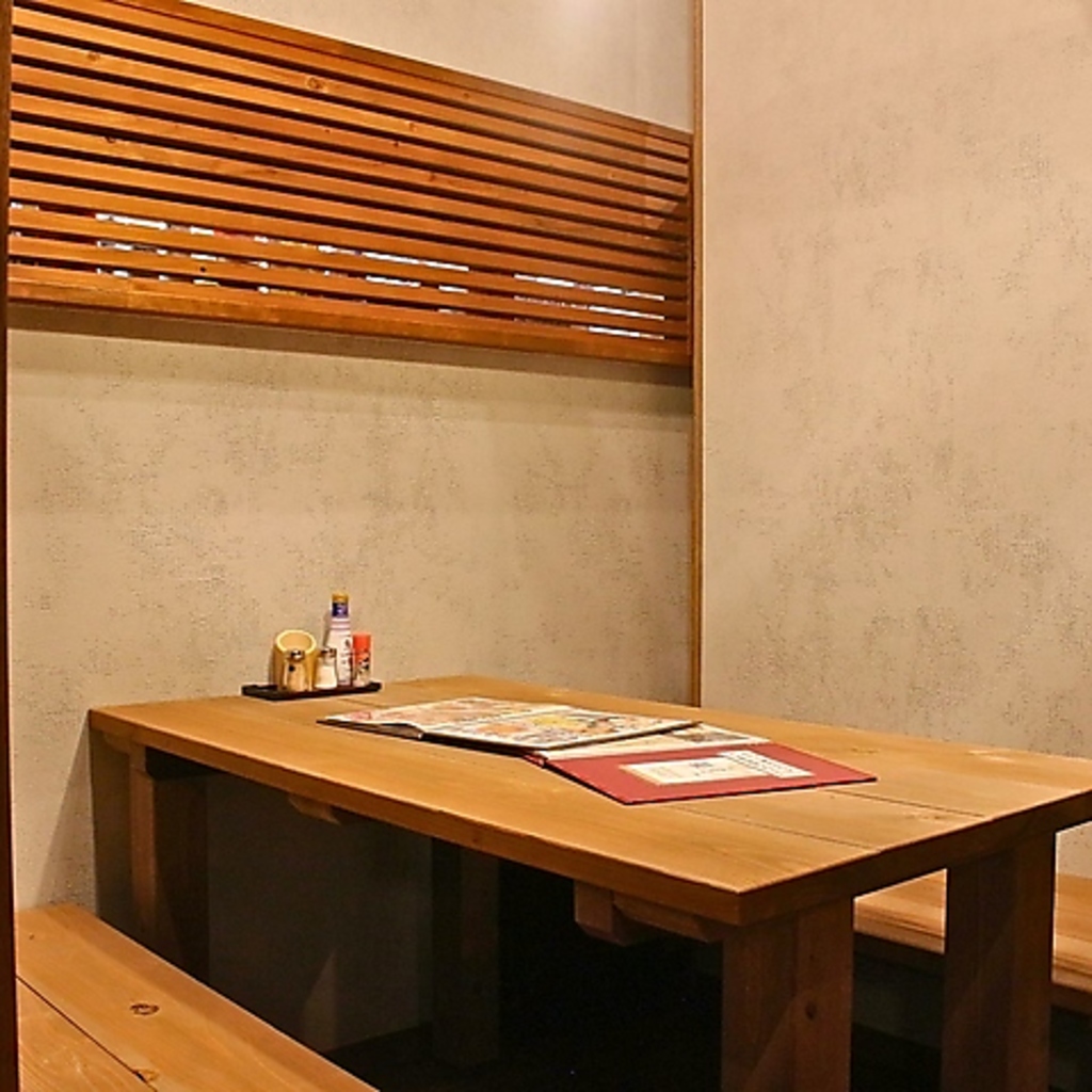 シックでシンプルな作りなので、居心地も抜群。少人数でのご利用にぜひ！