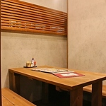 シックでシンプルな作りなので、居心地も抜群。少人数でのご利用にぜひ！