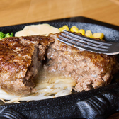 俺のステーキ恵比寿がイチオシする黒毛和牛100%ハンバーグ!!あえて粗挽きを使用することで肉の食感をしっかり味わえる"歯応え"の後にガツンとした肉の旨味が感じられます。また肉汁が逃げ辛いので、噛む度に肉汁に溺れるかのような体験が可能になりました。ぜひこの感動を体験しにご来店ください。