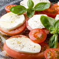 料理メニュー写真 トマトとモッツァレラチーズのカプレーゼ