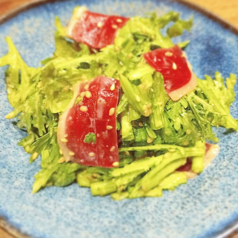 京鴨の燻し生ハムと春菊のサラダ