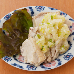蒸し鶏のネギソースがけ
