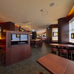 2～4名様用のテーブル席。窓側のテーブル席は最大10名様までアレンジ可能。店内側は4名様までゆったりくつろげるBOX席を3テーブルご用意しております。