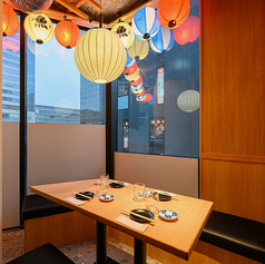最大20名様まで利用可能な個室完備。会社宴会や仲間内の集まりにも最適です。周囲を気にせず楽しめるプライベート空間で、鮮度抜群の海鮮料理とお酒を心ゆくまで。にぎやかさと寛ぎを両立した品川の人気店。