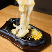 ハンバーグにおすすめのラクレットチーズです。デミチーズハンバーグに+300円で変更できます!!ご注文いただいてからチーズを温め、お客様の目の前で流しかけるパフォーマンス付きとなります。濃厚なチーズの旨味と黒毛和牛100%ハンバーグの肉肉しいガツンとした旨味が最高の組み合わせに♪
