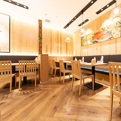 2名様用のテーブル席がございます。ご夫婦でのお食事やデート利用に◎