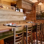 お一人様やカップルの方に使いやすいカウンター席も。気軽にお立ち寄りください♪