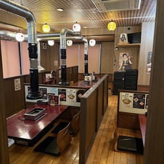 【仕切りのある座敷席で、心安らぐひとときを！】当店の座敷席は、各席にしっかりとした仕切りがありプライベート感を大切にしています。周囲を気にせず、家族や友人と焼肉を囲む特別な時間を楽しむことができます。足を伸ばしてリラックスしながら焼きたてのお肉を堪能してください。特別なお祝い事や集まりにも最適です。