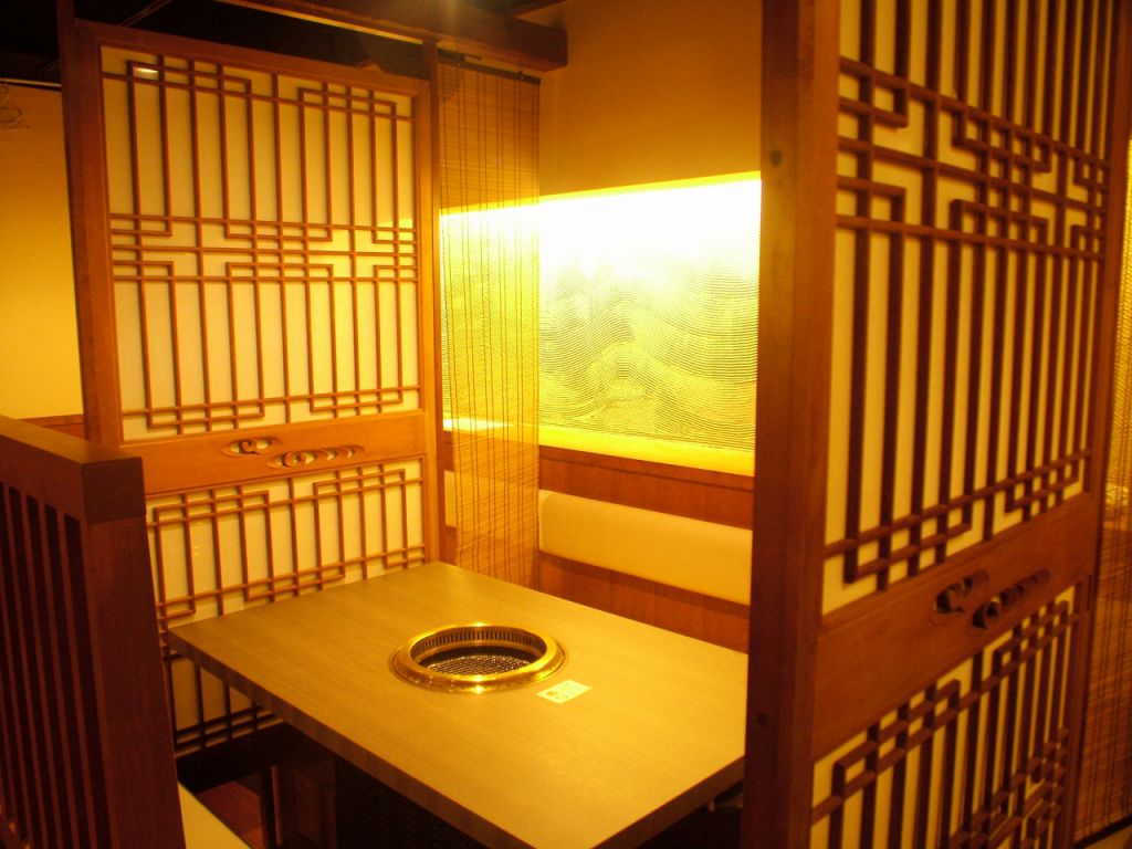 2階では最大24名まで宴会可。仕切りもあるので少人数の宴会にも最適！