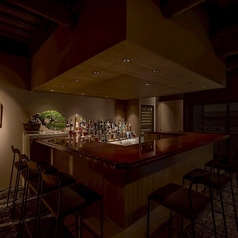 。落ち着いた雰囲気の中、ソムリエが厳選したワインで乾杯。贅沢な時間をご堪能ください。