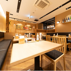 片側がソファータイプのテーブル席は、寛ぎながらお食事を楽しむことができ、リラックスしたひとときをお過ごしいただけます。