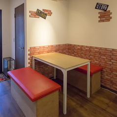 様々な人数でご利用可能なテーブル席は、全6卓ご用意しております！複数卓でご利用も可能なので、少人数～大人数でご利用いただけます。