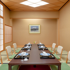 個室は畳敷きのお座敷となっております。個室のご利用に際しましては、個室利用料を頂戴いたします。　※料金：1室につき6,300円（サービス料・消費税込）※個室のご利用時間は2時間とし、所定の時間を超過した場合は、追加料金を頂戴いたします。