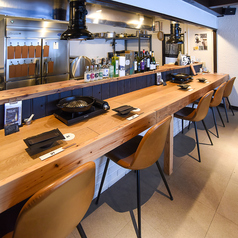 白を基調とした店内には、カウンター席もご用意。屋久杉を使用した温かみのあるカウンターテーブルは、ひとりでも、カップルでも、気軽にくつろげる空間です。デートやお一人様での利用にもぴったりで、スタッフとの距離も近いため、ジンギスカン初心者の方にも安心。