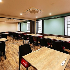 リニューアルした2階の完全個室は、最大45名様までの大宴会に対応。さらに「22名様」と「23名様」の2つにテーブルを分けることも可能で、中規模のお集まりにも最適です。企業の会合からご親族の集いまで、様々なシーンに◎岡山の旬食材を使った逸品とともに、上質なプライベート空間で素敵なひとときをご提供します。