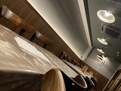 隠れ家のような雰囲気で、特別なひとときを楽しむことができるテーブル席をご用意しています。10名様以上のご利用の場合は、お電話でのご予約がスムーズです。静かな空間で、心温まる料理とともに、友人や大切な人との素敵な時間をお過ごしください。特別な日や集まりにもぴったりな場所です。