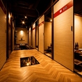 当店は、すべてのお席に扉のついた完全個室をご用意しております。周囲を気にすることなく、お客様だけのプライベートな空間で、ゆったりとお寛ぎいただけます。デートや接待など、大切な方とのお集まりに最適です。心ゆくまでリラックスしたひとときをお過ごしください。