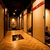 当店は、すべてのお席に扉のついた完全個室をご用意しております。周囲を気にすることなく、お客様だけのプライベートな空間で、ゆったりとお寛ぎいただけます。デートや接待など、大切な方とのお集まりに最適です。心ゆくまでリラックスしたひとときをお過ごしください。