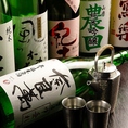 【店主おすすめの日本酒が楽しめる◎】当店は「日本酒 武蔵」の店名通り、日本酒にこだわりを持っております。福島県の「大七」、和歌山県の「紀土」など、全国の地酒が豊富にお楽しみいただけます。何を飲もうか迷う方には、日替わり日本酒3種とちょい肴セットが楽しめる「本日の飲み比べ」770円(税込)もおすすめです。