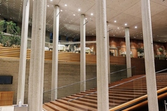 天井の高さと窓から見える緑を生かし店内にもグリーンを多く配してリラックスできるナチュラルな空間になりました。