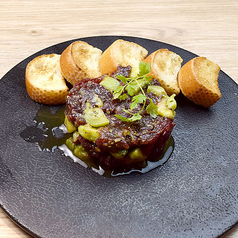 馬刺しとアボカドタルタル