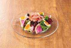 生ハムと半熟卵のシーザーサラダ