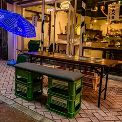 【開放感あふれるお外のテーブル♪】開放感あふれるテーブル席で、楽しいひとときを過ごすのはいかがでしょう☆美味しいお料理を囲んで、お好みのドリンクで乾杯しよう！