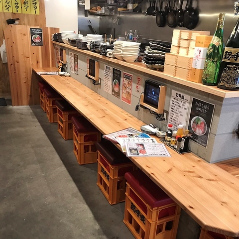 カウンターで一人飲みも歓迎です♪