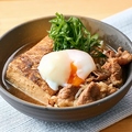料理メニュー写真 すき煮風肉豆腐 温玉のせ