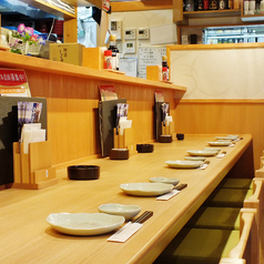 【1名様でもお気軽に】空いた時間に気軽にご利用いただけるカウンター席もございます。1名様でのちょい飲みや恋人とデートでのご利用も大歓迎です！横並びの席で会話も弾むはず…！その他、様々な利用シーンでご活用可能です！飲み屋をお探しの際は、ふらっと気軽にご来店ください♪※画像は系列店です