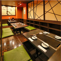 人数に応じて貸切利用も可能。仕切りを外して広く使えるため、宴会やグループでの集まりにも対応できます。