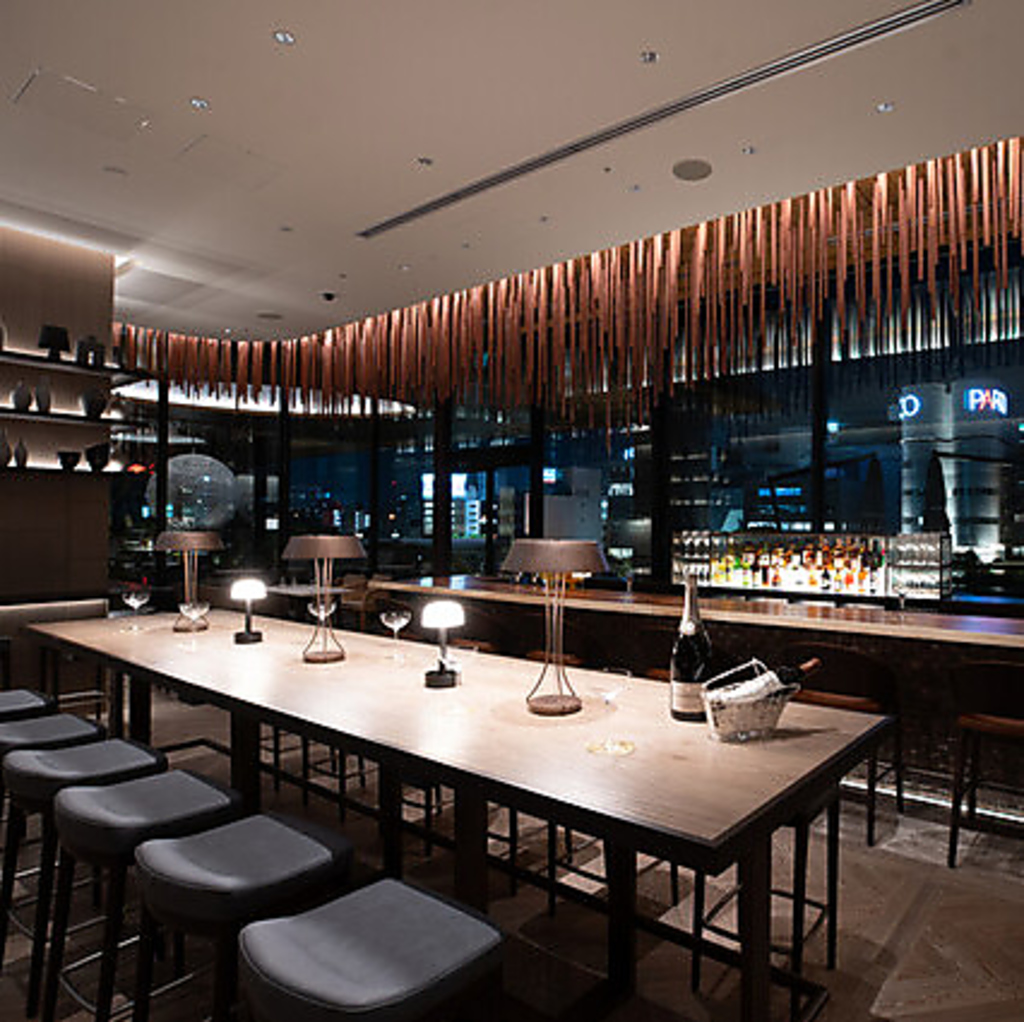 ディナーの後は雰囲気のいい落ち着いたバーカウンターで