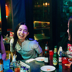 全席テーブル席。カラフルな椅子や、テーブル、食器、雑貨ももちろん全部そのままタイから持ち込みました！