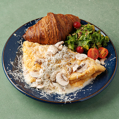 ふわふわオムレツ 自家製サルシッチャとマッシュルームと湘南ゴールドのクリームソース