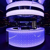 設備だけでなく、人材面も世界的なフェスで活躍するチームが創出したダンスフロアでは、クラブシーンで活躍するDJ陣がHIPHOPを軸に世界基準の音楽をプレイ。