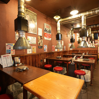 テーブルを囲めば、トークやお箸も進む、明るい店内♪