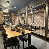 当店では、駐車場を完備しております。合計14台が駐車できるスペースをご用意しているため、車でのご来店も安心です。お食事を楽しむ際に、駐車の心配をせずにゆったりとお過ごしいただけます。ご家族やお友達と一緒に、ぜひお気軽にお越しください。皆様のご来店をお待ちしております!