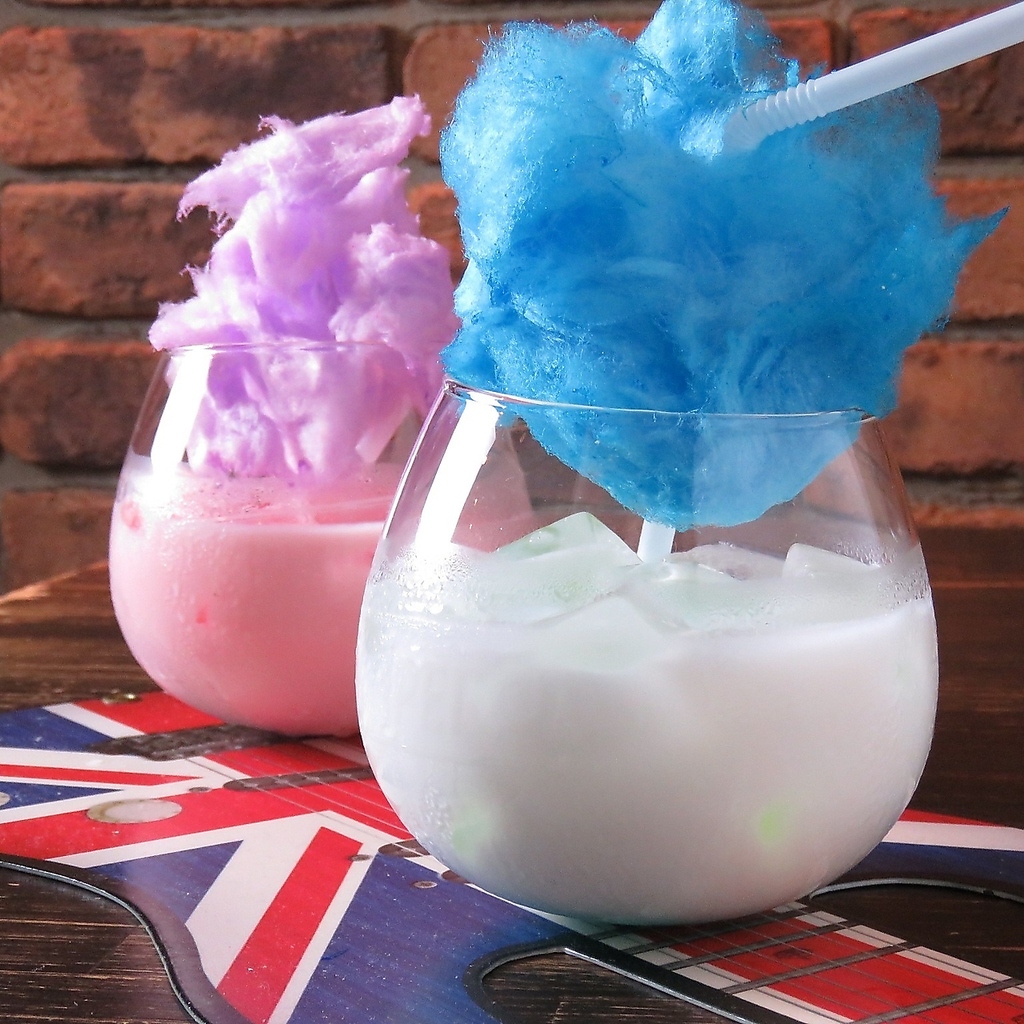 ふわふわ溶ける甘い魔法、夜を彩る一杯♪いつもと違うミルクカクテルを英国パブで味わいませんか？